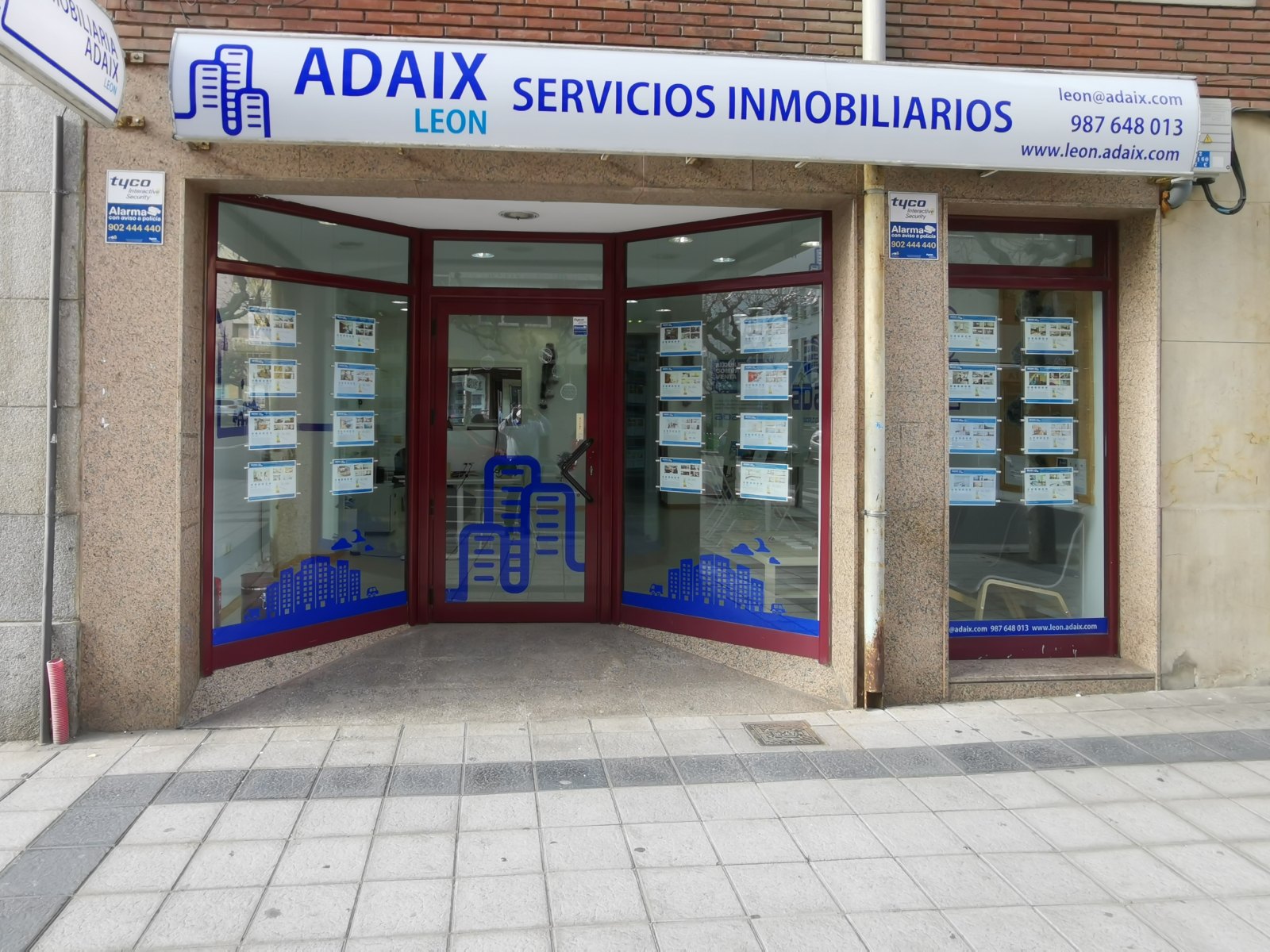 Adaix León